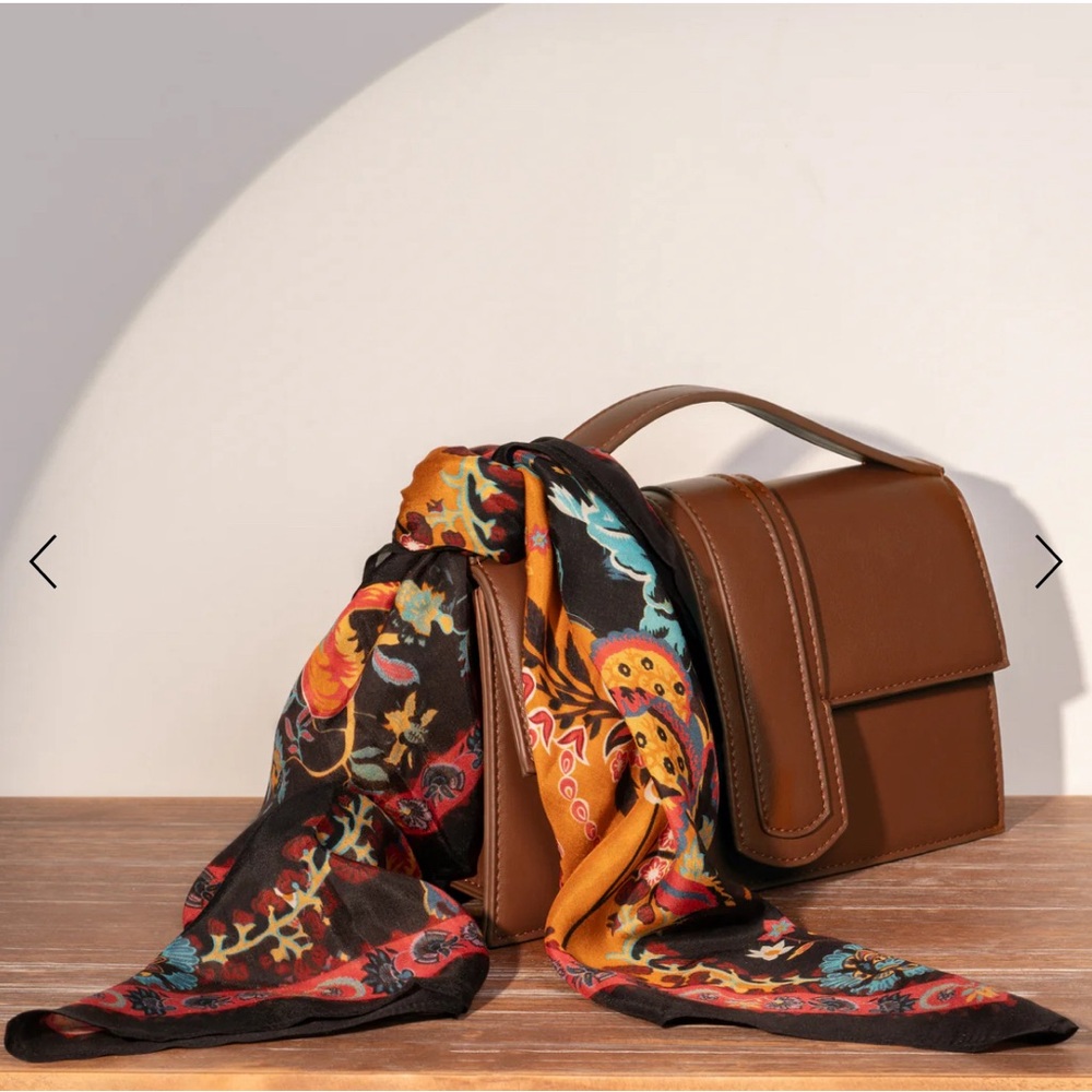 CURATEUR Rhapsody Scarf VISMAYA
Scarf Wear in your hair your neck tied